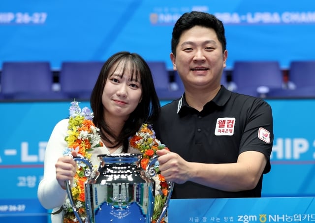 조건휘(오른쪽)가 27일 경기도 고양시 '고양 킨텍스 PBA 스타디움'에서 열린 프로당구 2026-2027시즌 5차 투어 '지금 잘 사는 방법 zgm NH농협카드 PBA-LPBA 챔피언십' PBA 결승전에서 승리 후 우승을 차지한 뒤 아내와 함께 기념촬영을 하고 있다. /사진=PBA 투어 제공