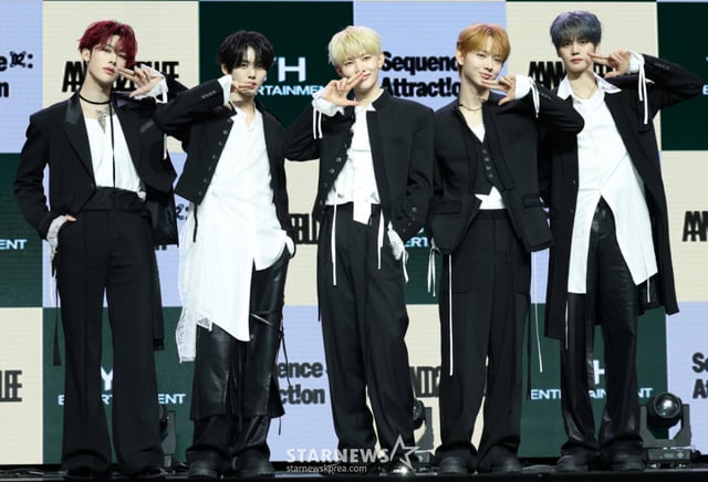(서울=뉴스1) 권현진 기자 = 그룹 앤더블(AND2BLE)의 리키(왼쪽부터)와 한유진, 장하오, 유승언, 김규빈이 27일 서울 용산구 블루스퀘어에서 가진 미니 2집 '시퀀스 투: 어트랙션'(Sequence 02: Attraction) 발매 쇼케이스에서 포즈를 취하고 있다. 2026.10.27/뉴스1  Copyright © 뉴스1. All rights reserved. 무단 전재 및 재배포,  AI학습 이용 금지. /사진=(서울=뉴스1) 권현진 기자