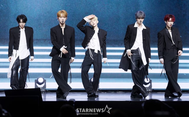 그룹 앤더블이 27일 서울 용산구 블루스퀘어에서 진행된 두 번째 미니앨범 'Sequence 02 : Attraction' 발매 기념 쇼케이스에서 멋진 무대를 선보이고 있다./2026.10.27 /사진=김휘선 hwijpg@