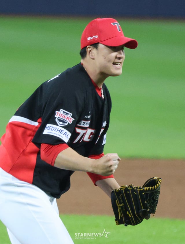 KIA 타이거즈 정해영이 26일 대구 삼성라이온즈파크에서 열린 삼성 라이온즈와 2026 KBO 포스트시즌 플레이오프(PO) 1차전 5회말 2사 1루에서 삼성 이재현을 삼진으로 돌려세운 후 환호하고 있다. /사진=김진경 대기자