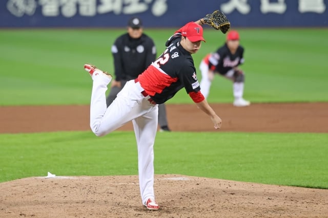 KIA 타이거즈 정해영이 26일 대구 삼성라이온즈파크에서 열린 삼성 라이온즈와 2026 KBO 포스트시즌 플레이오프(PO) 1차전 5회말 1사 1루에서 구원 등판해 역투하고 있다. /사진=KIA 타이거즈 제공