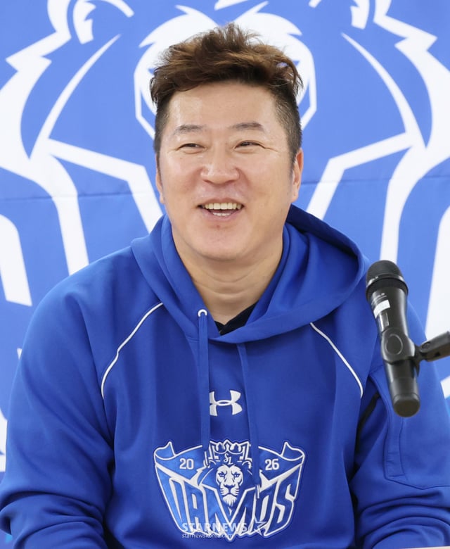 삼성 라이온즈 최형우가 25일 대구 삼성라이온즈파크에서 열릴 예정이었던 2026 KBO 포스트시즌 플레이오프 1차전을 앞두고 인터뷰를 하고 있다. /사진=김진경 대기자
