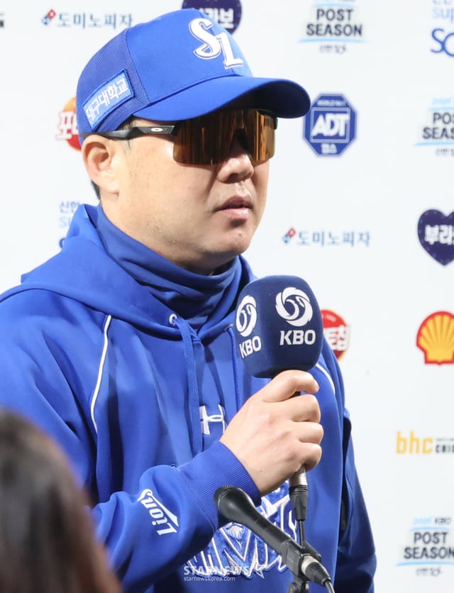 박진만 삼성 라이온즈 감독이 26일 대구 삼성라이온즈파크에서 열린 KIA 타이거즈와 2026 KBO 포스트시즌 플레이오프 1차전에서 패한 뒤 방송 인터뷰를 하고 있다. /사진=김진경 대기자