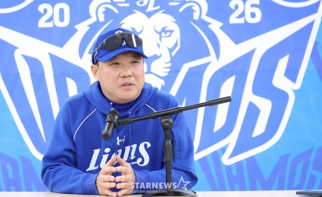 박진만 삼성 라이온즈 감독이 27일 대구 삼성라이온즈파크에서 열린 KIA 타이거즈와 2026 신한 SOL KBO 포스트시즌 플레이오프(PO) 2차전을 앞두고 최형우의 활용법에 대해 이야기하고 있다. /사진=김진경 대기자