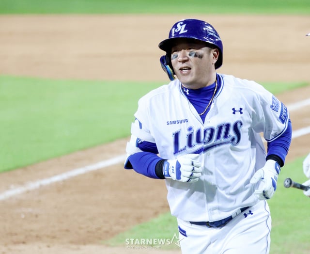 2026 KBO 포스트시즌 플레이오프(PO) 2차전 삼성 대 KIA전이 27일 대구 삼성라이온즈파크에서 열렸다.  삼성 최형우가 7회말 1사에서 우월 1점 홈런을 날리고 홈인하고 있다. /사진=김진경 kim.jinkyung@
