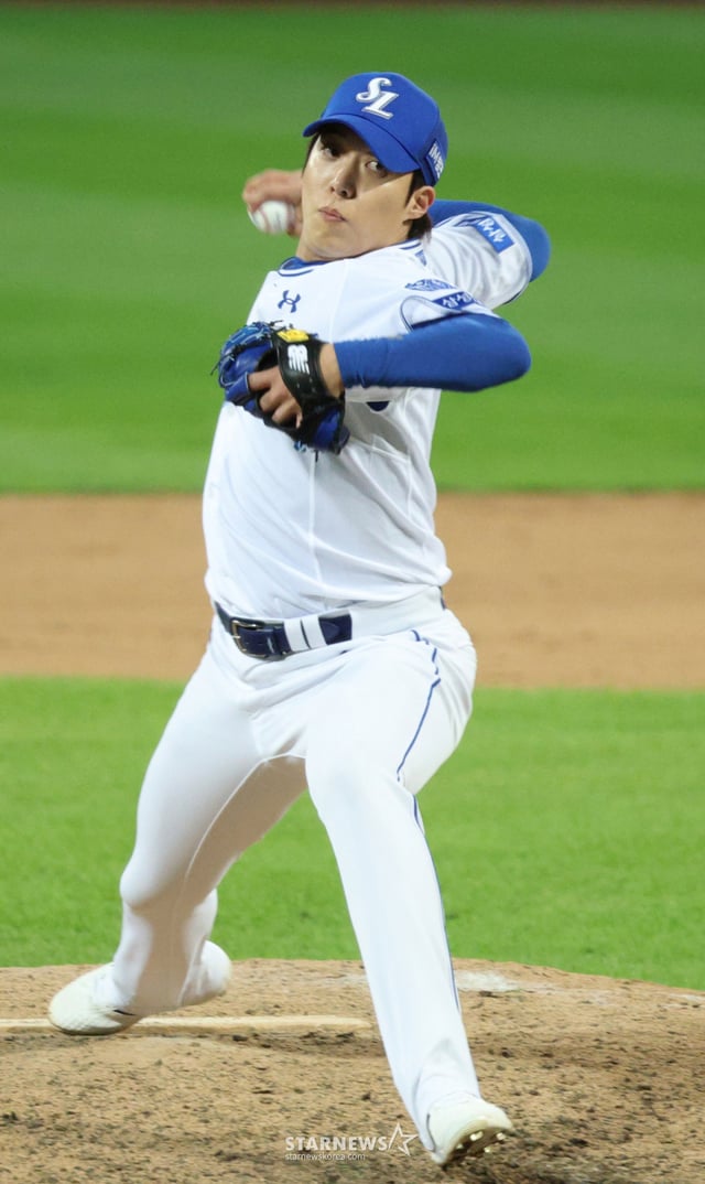 2026 KBO 포스트시즌 플레이오프(PO) 2차전 삼성 대 KIA전이 27일 대구 삼성라이온즈파크에서 열렸다.  삼성 원태인이 9회 구원 등판, 역투하고 있다. /사진=김진경 kim.jinkyung@