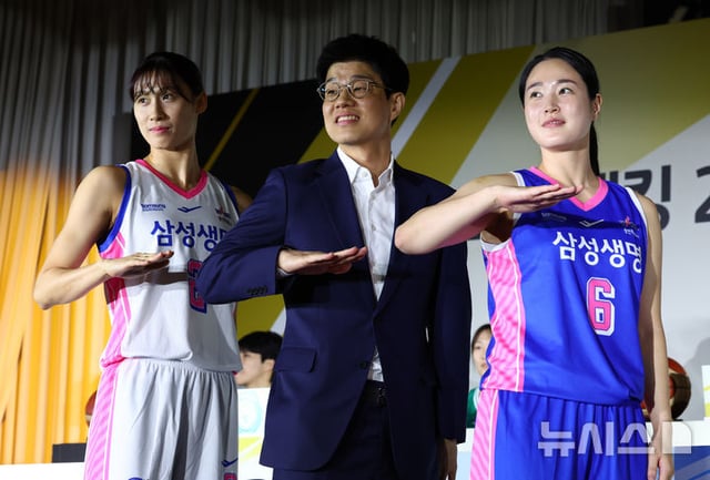 하상윤(가운데) 삼성생명 감독과 이해란(왼쪽부터), ㅣㅁ아름이 27일 호텔리베라 청담에서 열린 KB스타뱅킹 2026~2027 여자프로농구 개막 미디어데이에서 포즈를 취하고 있다. /사진=뉴시스