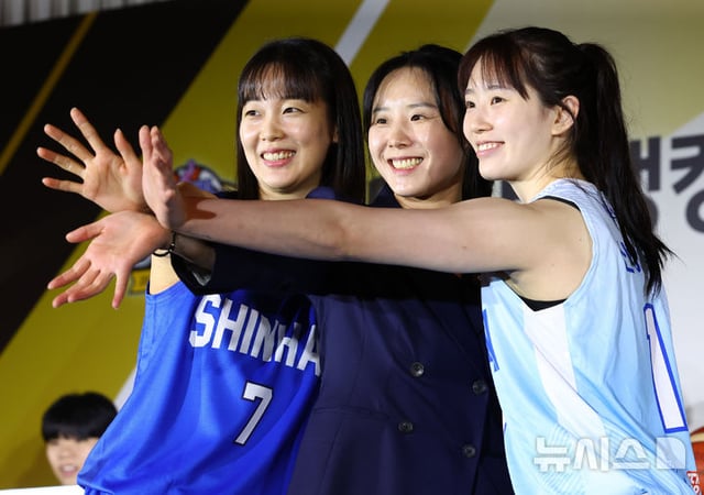 최윤아(가운데) 신한은행 감독과 신지현(왼쪽), 신이슬이 27일 호텔리베라 청담에서 열린 KB스타뱅킹 2026~2027 여자프로농구 개막 미디어데이에서 기념사진을 찍고 있다. /사진=뉴시스