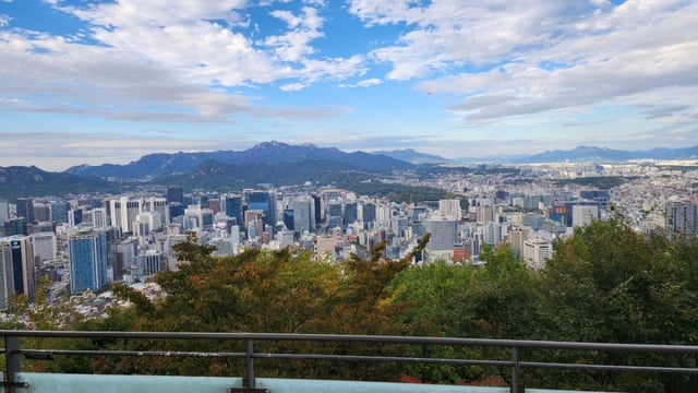 북측둘레길 전망대에 바라본 서울 도심빌딩. 멀리 북한산, 인왕산이 보인다