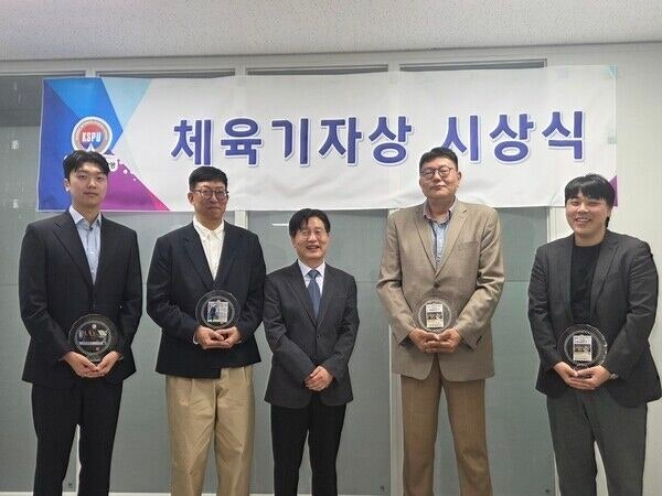 김봉진 회장(왼쪽에서 세 번째)이 2026년 3분기 체육기자상 수상자들과 기념 촬영을 하고 있다. /사진=한국체육기자연맹 제공