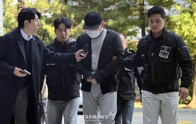 (인천=뉴스1) 박소영 기자 = 살인미수와 공동감금 등 혐의를 받는 일당 중에 한 명인 30대 남성이 지난 2025년 10월 29일 오후 구속 전 피의자 심문(영장실질심사)을 받기 위해 인천지법에 출석하고 있다. /사진=(인천=뉴스1) 박소영 기자