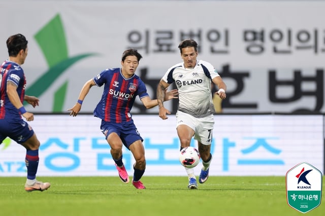 K리그2 수원FC와 서울 이랜드의 경기 모습. /사진=한국프로축구연맹 제공