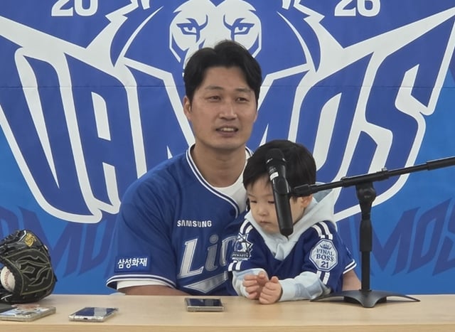 27일 플레이오프 2차전 시구 직후 질문을 경청하고 있는 오승환. /사진=박수진 기자
