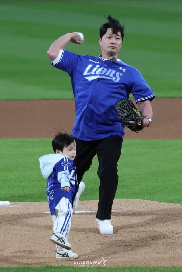2026 KBO 포스트시즌 플레이오프(PO) 2차전 삼성 대 KIA전이 27일 대구 삼성라이온즈파크에서 열렸다.  라이온즈의 영구결번 레전드 영원한 끝판대장 오승환이 아들과 힘께 삼성 승리 기원 시구를 하고 있다. /사진=김진경 kim.jinkyung@