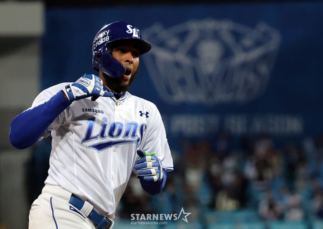 삼성 라이온즈 르윈 디아즈가 27일 대구 삼성라이온즈파크에서 열린 2026 신한 SOL KBO 포스트시즌 플레이오프 2차전 KIA 타이거즈를 상대로 3회말 투런 홈런을 날리고 세리머니를 하고 있다. /사진=뉴스1