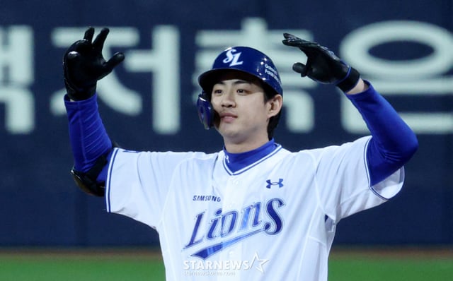 삼성 라이온즈 구자욱이 27일 대구 삼성라이온즈파크에서 열린 2026 신한 SOL KBO 포스트시즌 플레이오프 2차전 KIA 타이거즈를 상대로 3회말 역전 적시타를 날리고 있다. /사진=김진경 대기자