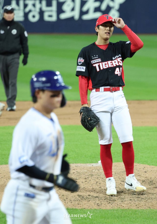 KIA 타이거즈 투수 이의리가 27일 대구 삼성라이온즈파크에서 열린 삼성 라이온즈와 2026 신한 SOL KBO 포스트시즌 플레이오프(PO) 2차전에서 5회말 2사 만루에서 밀어내기 볼넷을 허용한 후 아쉬워하고 있다. /사진=김진경 대기자