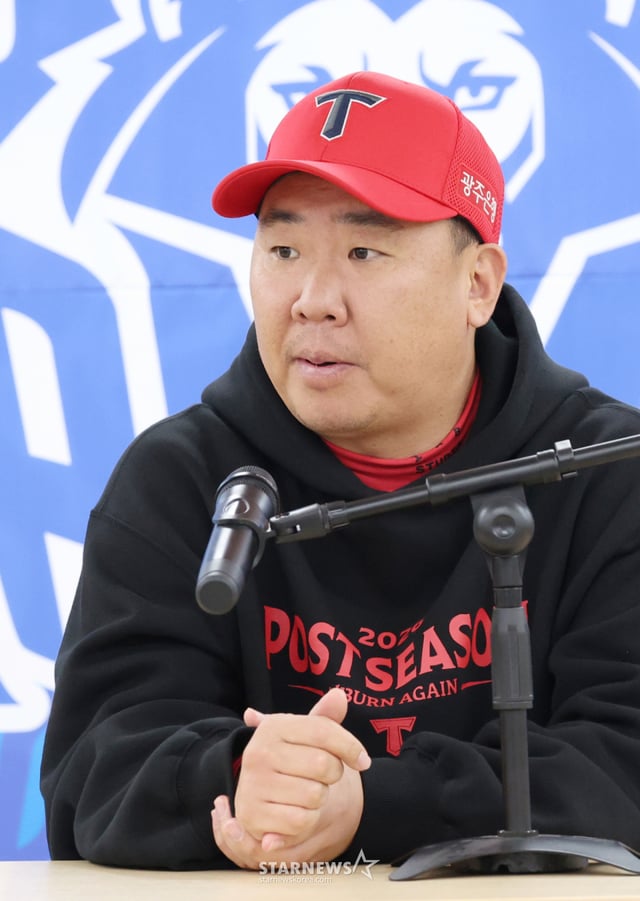 이범호 KIA 타이거즈 감독이 27일 대구 삼성라이온즈파크에서 열린 삼성 라이온즈와 2026 신한 SOL KBO 포스트시즌 플레이오프(PO) 2차전을 앞두고 인터뷰를 하고 있다. /사진=김진경 대기자