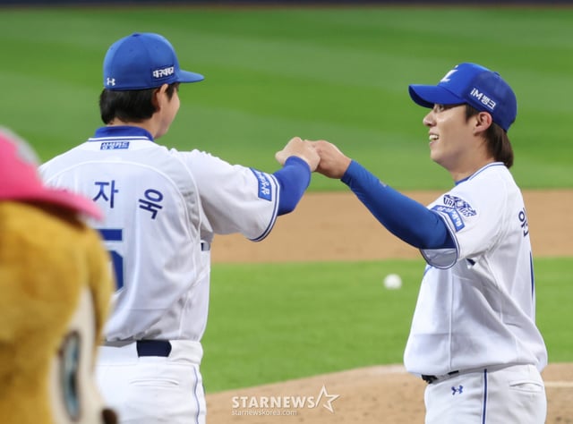 삼성 라이온즈 원태인(오른쪽)이 27일 대구 삼성라이온즈파크에서 열린 KIA 타이거즈와 2026 신한 SOL KBO 포스트시즌 플레이오프(PO) 2차전에서 9회에 등판해 승리를 마무리지은 뒤 구자욱과 하이파이브를 하고 있다. /사진=김진경 대기자