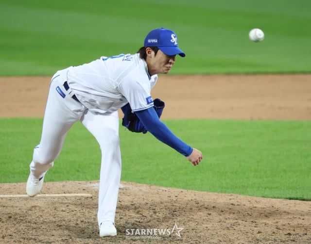 삼성 라이온즈 원태인이 27일 대구 삼성라이온즈파크에서 열린 KIA 타이거즈와 2026 신한 SOL KBO 포스트시즌 플레이오프(PO) 2차전에서 9회에 등판해 힘차게 투구를 하고 있다. /사진=김진경 대기자