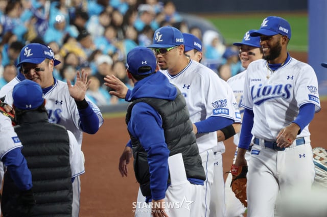 2026 KBO 포스트시즌 플레이오프(PO) 2차전 삼성 대 KIA전이 27일 대구 삼성라이온즈파크에서 열렸다. 삼성 선발 후라도가 6회 투구를 마친 후 호수비를 펼친 최형우에 감사를 표하고 있다. /사진=김진경 kim.jinkyung@