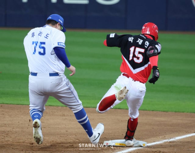 2026 KBO 포스트시즌 플레이오프(PO) 2차전 삼성 대 KIA전이 27일 대구 삼성라이온즈파크에서 열렸다. KIA 박재현이 3회초 1사 2루에서 내야안타를 날리고 1루에서 세이프되고 있다. /사진=김진경 kim.jinkyung@