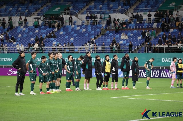 대전하나시티즌 선수들이 27일 대전월드컵경기장에서 열린 2026~2027 아시아축구연맹(AFC) 챔피언스리그 엘리트(ACLE) 리그 스테이지 3차전 비셀 고베전 패배 후 아쉬워하고 있다. /사진=한국프로축구연맹 제공