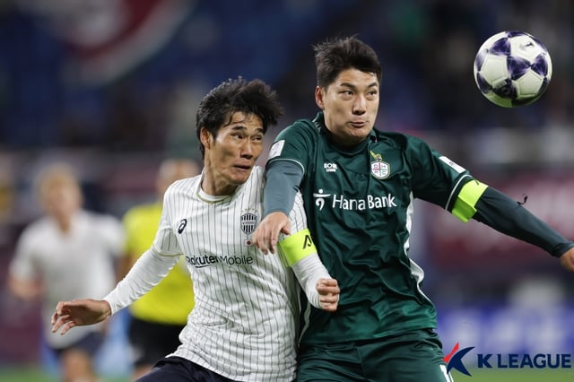 대전하나시티즌 주민규가 27일 대전월드컵경기장에서 열린 2026~2027 아시아축구연맹(AFC) 챔피언스리그 엘리트(ACLE) 리그 스테이지 3차전 비셀 고베전에서 치열한 볼 경합을 펼치고 있다. /사진=한국프로축구연맹 제공