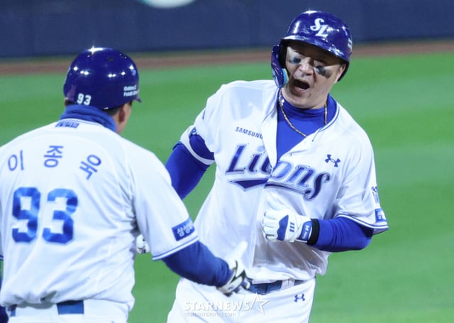 2026 KBO 포스트시즌 플레이오프(PO) 2차전 삼성 대 KIA전이 27일 대구 삼성라이온즈파크에서 열렸다. 삼성 최형우가 7회말 1사에서 우월 1점 홈런을 날리고 홈인하고 있다. /사진=김진경 kim.jinkyung@