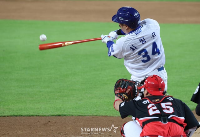 2026 KBO 포스트시즌 플레이오프(PO) 2차전 삼성 대 KIA전이 27일 대구 삼성라이온즈파크에서 열렸다. 삼성 최형우가 2화말 1사애서 우전 안타를 날리고 있다. /사진=김진경 kim.jinkyung@