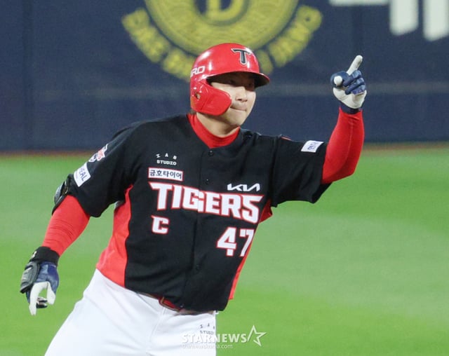 2026 KBO 포스트시즌 플레이오프(PO) 1차전 삼성 대 KIA전이 2일 대구 삼성라이온즈파크에서 열렸다. KIA 나성범이 1회초 2사 3루에서 1타점 적시 2루타를 날리고 출루한 후 세리머니를 하고 있다. /사진=김진경 kim.jinkyung@