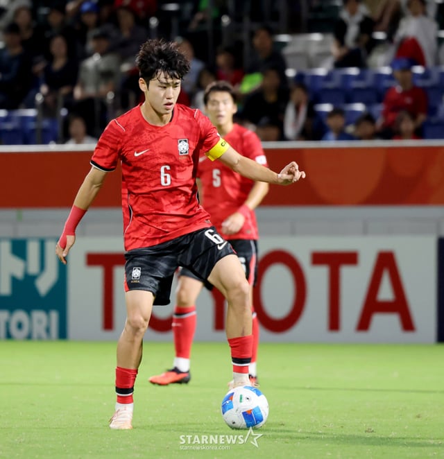 축구대표팀 이기혁이 지난 9월 22일 파로마 미즈호 럭비 스타디움에서 열리는 2026 아이치·나고야 아시안게임 축구 D조 한국과 사우디아라비아 경기 전반 수비를 따돌리며 볼줄곳을 찾고 있다. /사진=강영조 cameratalks@