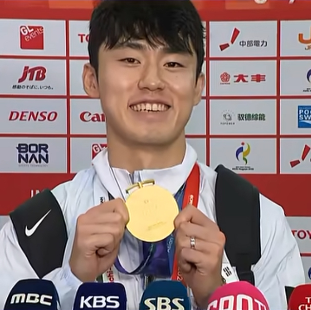 대한민국 아시안게임 남자축구 금메달 직후 인터뷰에서 "군대 안 갑니다"라는 인터뷰로 논란이 됐던 이기혁. /사진=영상 캡처