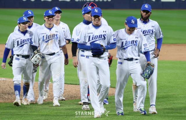 2026 KBO 포스트시즌 플레이오프(PO) 2차전 삼성 대 KIA전이 27일 대구 삼성라이온즈파크에서 열렸다.  삼성 선수들이 KIA에 8-3으로 승리한 후 기쁨을 나누고 있다. /사진=김진경 kim.jinkyung@