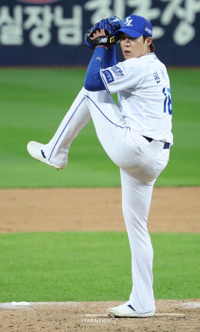 2026 KBO 포스트시즌 플레이오프(PO) 2차전 삼성 대 KIA전이 27일 대구 삼성라이온즈파크에서 열렸다.  삼성 원태인이 9회 구원 등판, 역투하고 있다. /사진=김진경 kim.jinkyung@