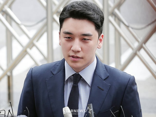 海外遠征賭博の疑いが持たれているBIGBANGの元メンバーのスンリが28日午前、ソウル中浪区墨洞(チュンラング·ムクドン)のソウル地方警察庁知能犯罪捜査隊で調査を受けるために出席している。 スンリは、ヤン·ヒョンソク元YGエンターテインメント代表とともに海外を行き来しながら、13億ウォン相当の外国為替取引(為替差益)をしたという疑惑を受けている。