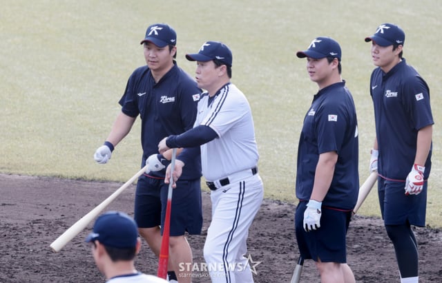 대표팀 수비코치 시절 이동욱 롯데 감독이 지난 1월 2026 WBC 대비 사이판 캠프에서 선수들을 지도하고 있다. /사진=강영조 선임기자