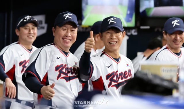 야구대표팀 이동욱, 강인권, 김재걸, 최원호 코치가 8일 오후 서울 고척스카이돔에서 열리는 ‘2025 NAVER K-BASEBALL SERIES’ 한국과 체코의 평가전에서 반갑게 손인사 를하고 있다. 2025.11.08. /사진=강영조 선임기자