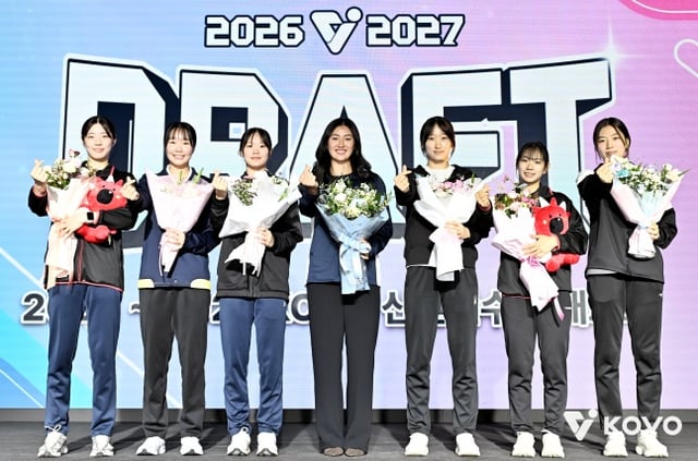 1라운드 선수들이 28일 서울 강서구 메이필드호텔에서 열린 2026~2027 여자 신인선수 드래프트가 끝난 후 기념 사진을 촬영했다. /사진=KOVO 제공