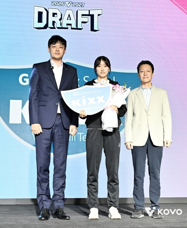선명여고 박은빈(가운데)이 28일 서울 강서구 메이필드호텔에서 열린 2026~2027 한국배구연맹(KOVO) 여자 신인선수 드래프트에서 GS칼텍스의 1라운드 전체 7순위 지명을 받았다. /사진=KOVO 제공