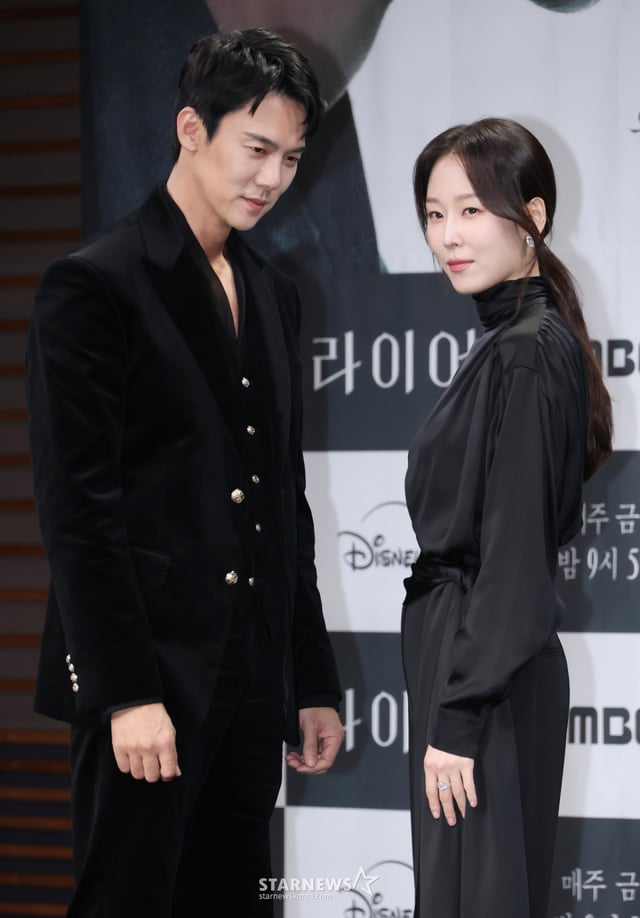 배우 유연석, 서현진이 28일 오후 서울 마포구 상암동 MBC에서 진행된 금토드라마 라이어 제작발표회에 참석해 포즈를 취하고 있다. 하나의 기억을 두고 정반대의 주장을 펼치는 두 남녀가 진실을 향해 치열하게 충돌하는 심리 스릴러 드라마 '라이어'는 오는 30일 첫 방송된다. /2026.10.28 /사진=이동훈 photoguy@