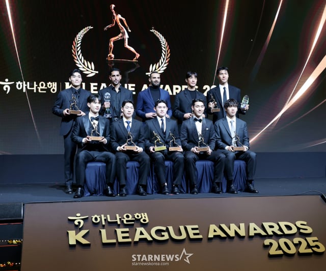 K리그1 베스트11 선수들이 1일 서울 홍은동 스위스그랜드호텔에서 열린 하나은행 K리그 2025 대상시상식에서 감독상을 수상한 후 기념촬영을 하고 있다. 한국프로축구연맹은 베스트 11에 선정된 송범근(전북), 이명재(대전), 야잔(서울), 홍정호(전북), 김문환(대전), 송민규(전북), 김진규(전북), 박진섭(전북), 강상윤(전북), 이동경(울산), 싸박(수원FC) 을 선정했다. 2025.12.01. /사진=강영조 cameratalks@
