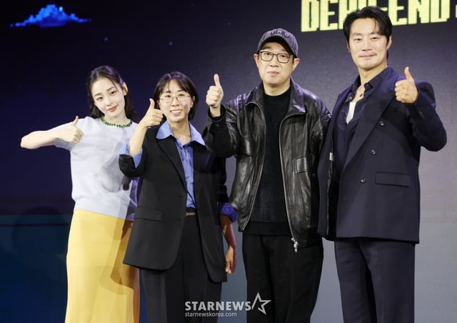 俳優キム·ミンハ、キム·ダミン監督、ハン·ジュンヒ企画総括、俳優イ·ヒジュンが28日、ソウル永登浦区フェアモントアンバサダーで行われたネットフリックスシリーズ「蜂蜜アルバイト」製作発表会に参加しポーズを取っている。 /2026.10.28 /写真=キム·フィソン hwijpg@