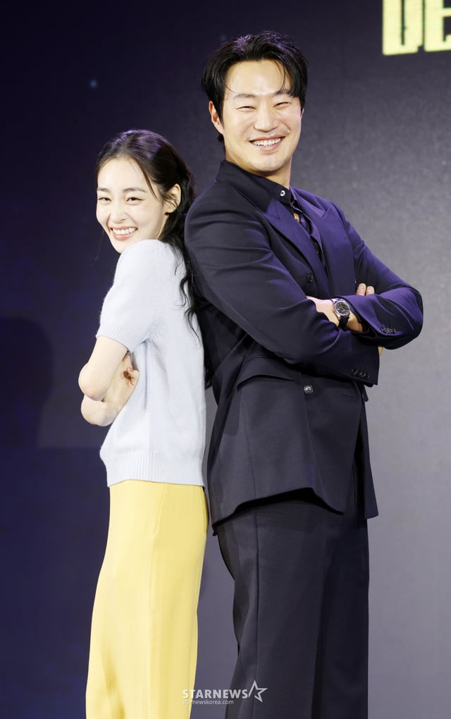 俳優のキム·ミンハ、イ·ヒジュンが28日、ソウル永登浦区のフェアモントアンバサダーで行われたネットフリックスシリーズ「蜂蜜アルバイト」の製作発表会に参加し、ポーズを取っている。 /2026.10.28 /写真=キム·フィソン hwijpg@