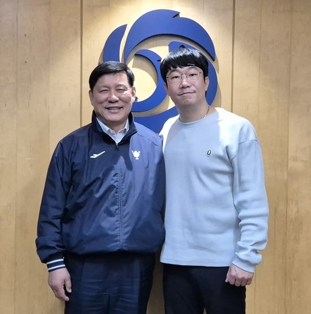 허구연(왼쪽) 총재가 2025년 5월 양현종 한국프로야구선수협회 회장을 만나 리그 전반에 관한 현안을 논의하고 있다. /사진=KBO