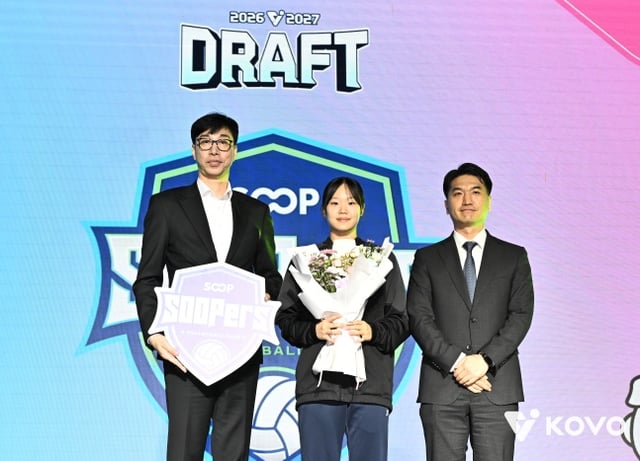중앙여고 세터 김미주(가운데)가 28일 서울 강서구 메이필드호텔에서 열린 2026~2027 한국배구연맹(KOVO) 여자 신인선수 드래프트에서 SOOP 수퍼스의 1라운드 전체 2순위 지명을 받았다. /사진=KOVO 제공