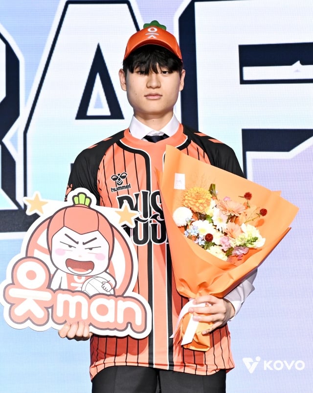 인하대 윤경이 28일 서울 강서구 메이필드호텔에서 열린 2026~2027 한국배구연맹(KOVO) 남자 신인선수 드래프트에서 전체 1순위 지명을 받았다. /사진=KOVO 제공