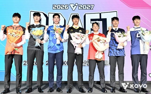 1라운드 지명 선수들이 28일 서울 강서구 메이필드호텔에서 열린 2026~2027 한국배구연맹(KOVO) 남자 신인선수 드래프트에서 기념 사진을 찍었다. /사진=KOVO 제공