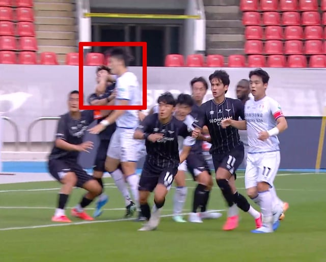 지난 25일 탄천종합운동장에서 열린 성남FC와 수원 삼성의 경기. 전반 23분 코너킥 상황에서 볼과 상관없이 정승용의 얼굴을 팔꿈치로 가격한 수원 삼성 고종현. /사진=중계영상 캡처