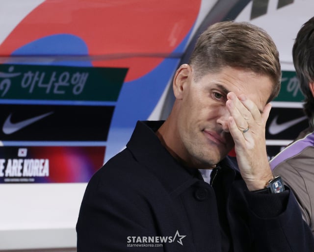 대한민국 축국구가대표팀이 6일 경기도 용인미르스타디움에서 우즈베키스탄과 친선경기를 열었다. 모레노 감독이 깊은 상념에 잠겨 있다. /사진=김진경 kim.jinkyung@